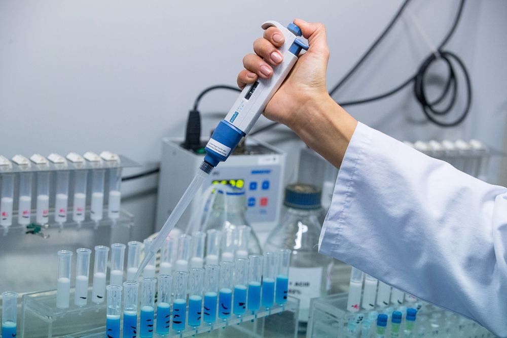 التقنيات المستخدمة عالميا في تشخيص فايروس وباء كورونا مقارنة بالطرق المتبعة لتشخيص الفايروس في مختبرات وزارة الصحة- دراسة مقارنة