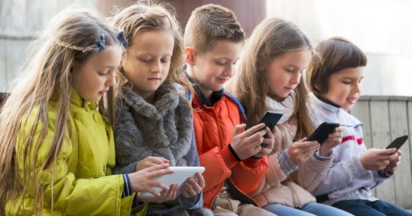 أضرار الاستخدام المفرط  للهاتف المحمول  على صحة الاطفال الجسدية والنفسية